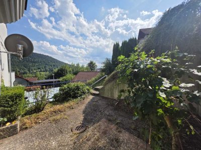 Teilmöbl. Erstbezug nach Sanierung mit Parkplatz und Einbauküche: Südlage 2-Zimmer-Terrassenwohnung