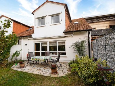 Reserviert! Hübsche 167 m² DHH mit kleinem Garten