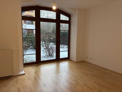 großzügige lichtdurchflutete und ruhige 4 Zimmer EG Wohnung Nahe Strausberger Platz