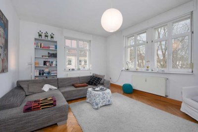 Großzügige Altbauwohnung mit Rundbogenfenstern, Parkett & einzigartigem Flair