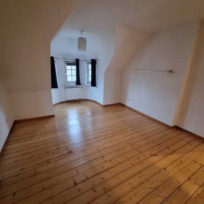 Ca. 68 m²  3  Zimmer mit Balkon an junges Paar im schönen Altbau