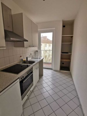 Gut gelegene 3-Zimmer-Wohnung mit Balkon und Einbauküche in Kiel