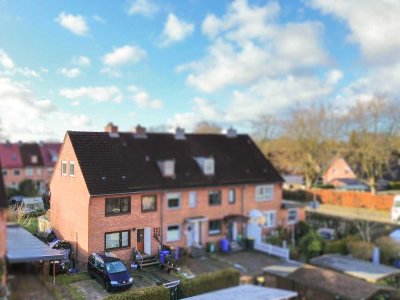 Sanierungsbedürftiges Reihenendhaus mit Potenzial auf großzügigem Grundstück