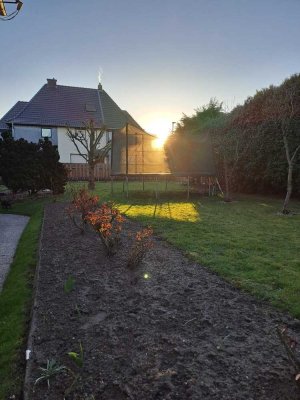 Viel Raum für Ihre Träume: Großer Garten mit charmantem Haus
