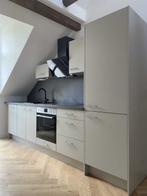*** Gemütliche 2-Zimmer DG Wohnung mit einer Dachterrasse und einer EBK  ***