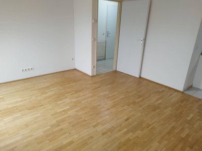 Provisionsfrei von Eigentümer: Helle Dachgeschosswohnung mit Wohnküche und Dachterrasse in stilvollem Altbau