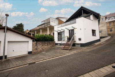 Stilvoll modernisiertes Einfamilienhaus mit Design-Küche, Garten und Doppelgarage