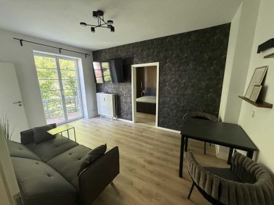 Stilvoll möblierte 2-Zimmer-Altbauwohnung mit großem Balkon