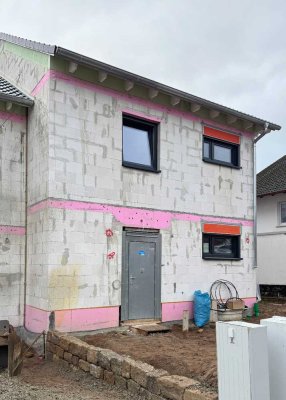 UPDATE | Erstbezug: Moderne 3,5-Zimmer-Wohnung mit Balkon und Gartennutzung in Biebergemünd Wirtheim