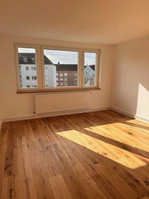 Provisionsfrei! Frisch renovierte 3 Zimmer Wohnung mit Balkon nahe Blücherplatz und Förde