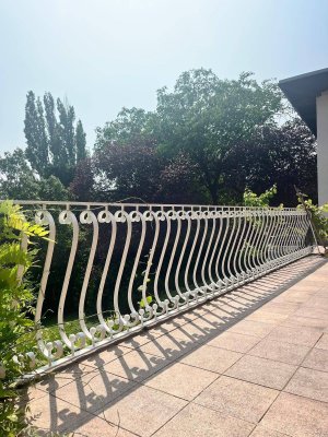 Exklusive, renovierte Wohnung mit Terrasse, Garten und Garage im Villenviertel am Schafberg.