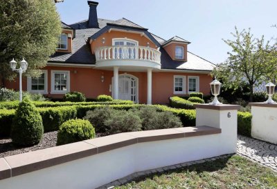 Exquisite Eleganz in Traumlage: Luxuriöse Villa mit idyllischem Garten und Pool nahe Echternach