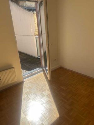 Schöne Wohnung mit gehobener Innenausstattung mit Balkon und EBK in Frankfurt am Main