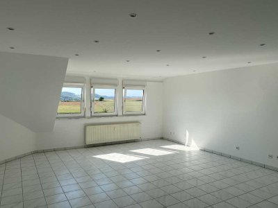 UMFANGREICH MODERNISIERTE DG-WOHNUNG MIT GROßEM BALKON IN ATTRAKTIVER LAGE MIT FERNBLICK!