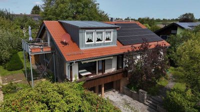 WOHNHAUS MIT DOPPELGARAGE
UND GROSSEM GARTEN