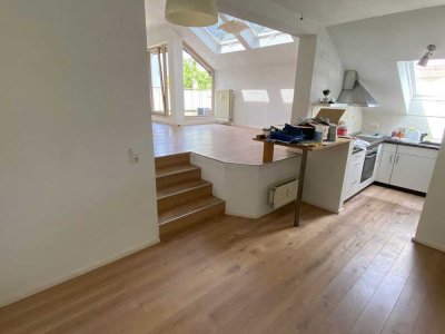 Gepflegte 2,5-Zimmer-DG-Wohnung mit Balkon, TG in S-Ost