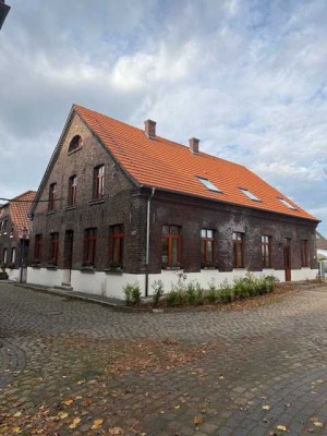 Wohnen mit Geschichte in denkmalgeschütztem Wohnhaus - Im geräumigen EG - mit Terrasse