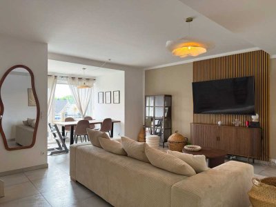 Lichtdurchflutete Maisonette mit 4 Zimmern, zwei Bädern & Garage