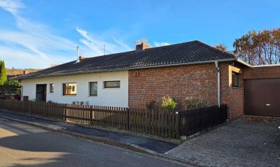 Schickes Einfamilienhaus mit Einliegerwohnung, großem Garten und Waldblick zu verkaufen