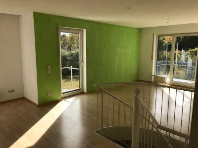 Lichdurchflutete 4-Zimmer-Maisonette-Wohnung mit eigenem großen Garten in Karlsruhe