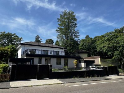 Exklusive, kernsanierte Villa mit Schwimmbad, Einliegerwohnung & Traumlage