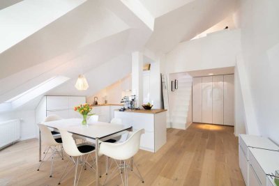 Elisabethplatz: exquisiter Dachgeschoss-Altbau mit Galerie, imposante Raumhöhe, 100m² Gesamtfläche!