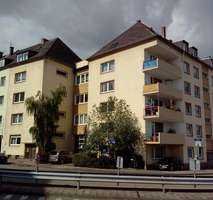 Zwei schöne 3/4 ZKB Balkon renovierte Wohnungen ab 15.11 oder später, in ruhigem 5 Familienhaus.