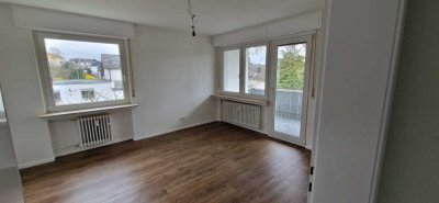 Erstbezug nach Sanierung mit Loggia: Ansprechende, helle 2-Raum-Wohnung in bester Wohnlage