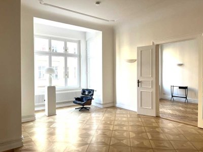 Elegante Gründerzeitwohnung mit Süd-Loggia in Toplage – kernsaniert, Fahrstuhl, bezugsfrei