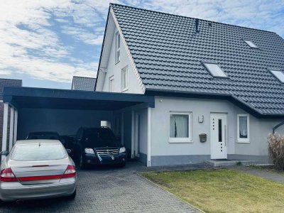 Charmante Doppelhaushälfte mit Garten, überdachter Terrasse und Doppelcarport!