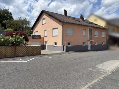 Großzügig geschnittenes Zweifamilienhaus mit getrennten Wohneinheiten und gepflegtem Garten