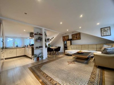 Exklusives Wohnen unterm Dach – DG-Wohnung mit Balkon, EBK & 3 Parkplätzen