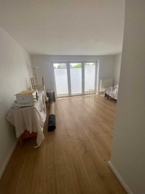 2-Zimmer-Erdgeschosswohnung mit Einbauküche, Terrasse und einem Parkplatz vor dem Haus