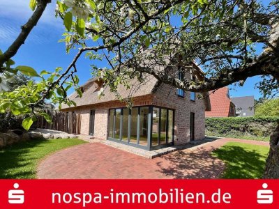 Exklusive Doppelhaushälfte unter Reet mit Terrasse und PKW-Stellplatz