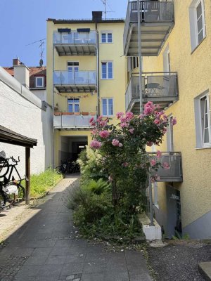 Erstbezug: Top sanierte 3-Zimmer-Wohnung mit EBK und Westbalkon in zentraler Lage, 2 Jahre befristet