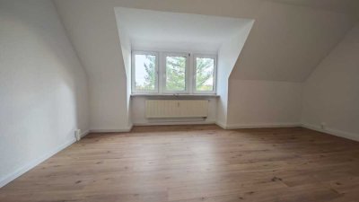 3-Zimmer - Dachgeschosswohnung + Tageslichtbad mit Wanne + EBK als Option !!!