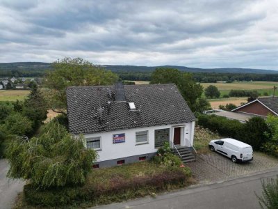 Top-Gelegenheit! Einfamilienhaus mit großem Grundstück und Weitblick in Argenthal zu verkaufen.