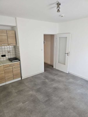 Erdgeschosswohnung mit einem Raum und Einbauküche in Neu-Isenburg