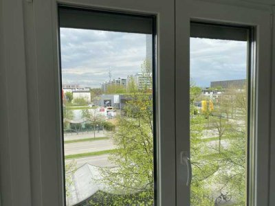 Ab sofort verfügbar.Helle 36 m² Wohnung mit Olympiablick, U-Bahn-Anschluss direkt am Haus – teilmöbl