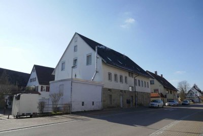 Mehrfamilienhaus mit Charme, Ausbaureserve und Gewerbeeinheit im Zentrum