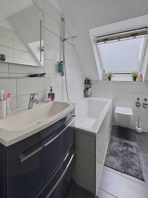 Frisch renoviertes Dachgeschoss mit Innenhofbalkon – ruhig wohnen nahe der TU Dresden in Mockritz