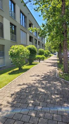 �Exklusives Wohnen im Grünen - wunderschöne 4,5-Zimmer-EG-Wohnung mit Privatsphäre & Loggia �