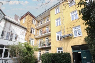 Charmante 3-Zimmer-Altbauwohnung mit Süd-Balkon in München!