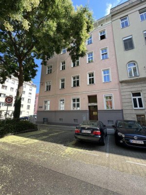 HELLE DACHGESCHOSSWOHNUNG MIT LIFT - auch als WG geeignet, zu verkaufen...