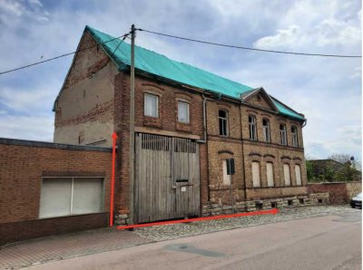 * Mietkauf möglich * Wohnhaus und Nebengebäuden, stark sanierungsbedürftig