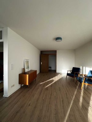 Sonnige 87 m² Wohnung / 3.5 Zimmer inkl. offener Wohnküche / 6. OG / 12qm Balkon / Köln-Poll
