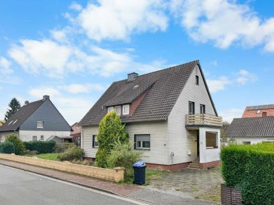 Vielseitig nutzbares Ein- oder Zweifamilienhaus mit Garage und großem Grundstück in Dedenhausen