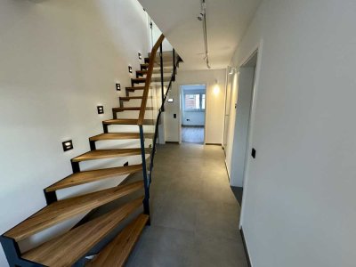 Sanierte 3-Zimmer Altbau-Maisonette-Wohnung mit Dachterrasse
