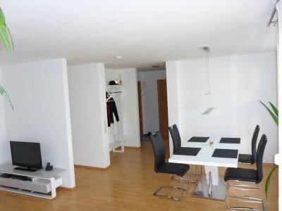 Elegante 2,5 Zi-Wohnung, perfekte Einbauküche, Garage im Haus, Terrasse u. Gartenanteil
