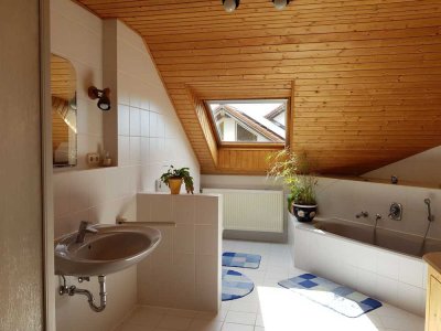 Wohnen im Grünen, sonnige und ruhige 3-Zimmer Wohnung mit EBK und Balkon in Ostallgäu